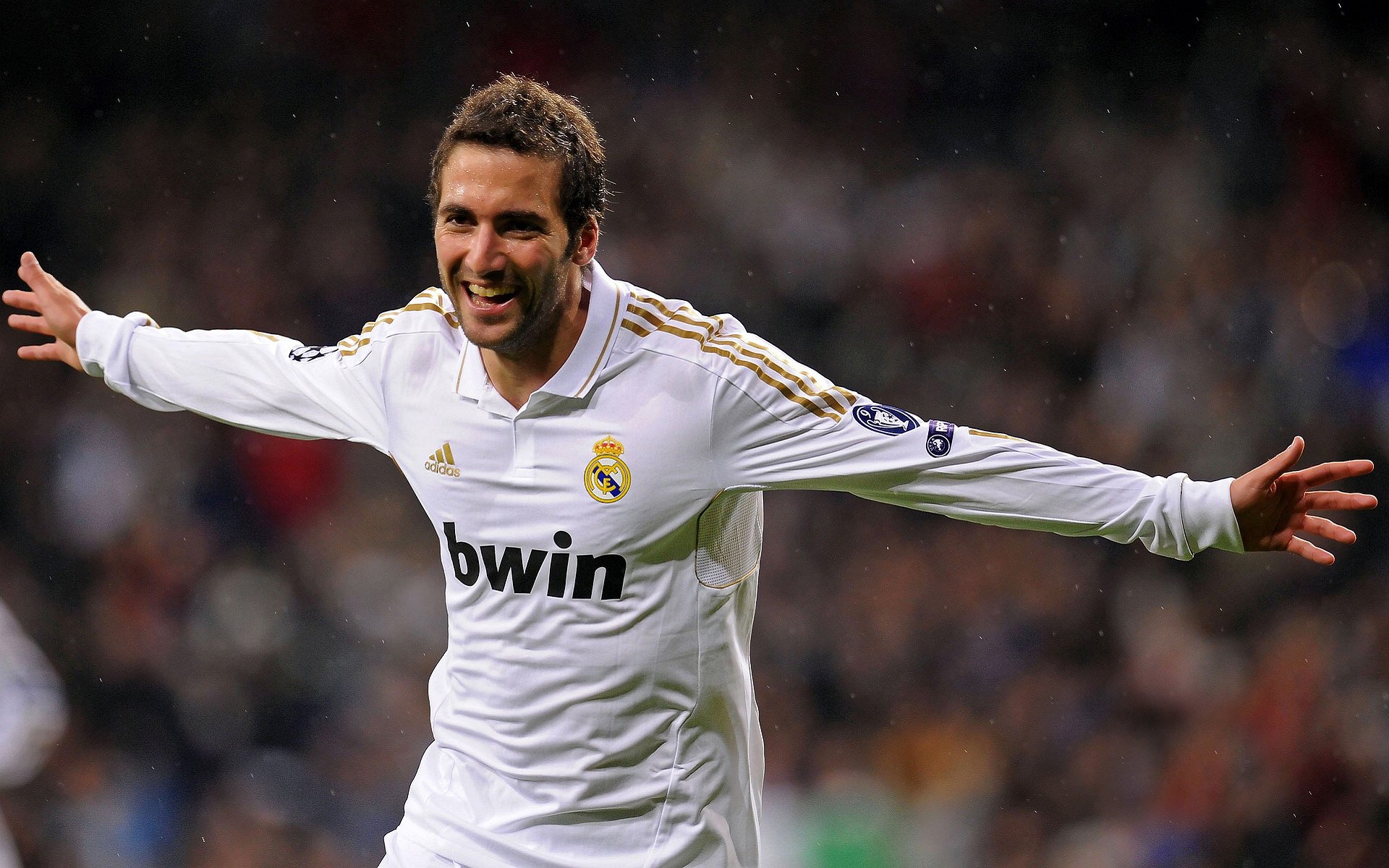 足球运动员进校园宣传足球精神，影响深远，足球进校园宣传标语